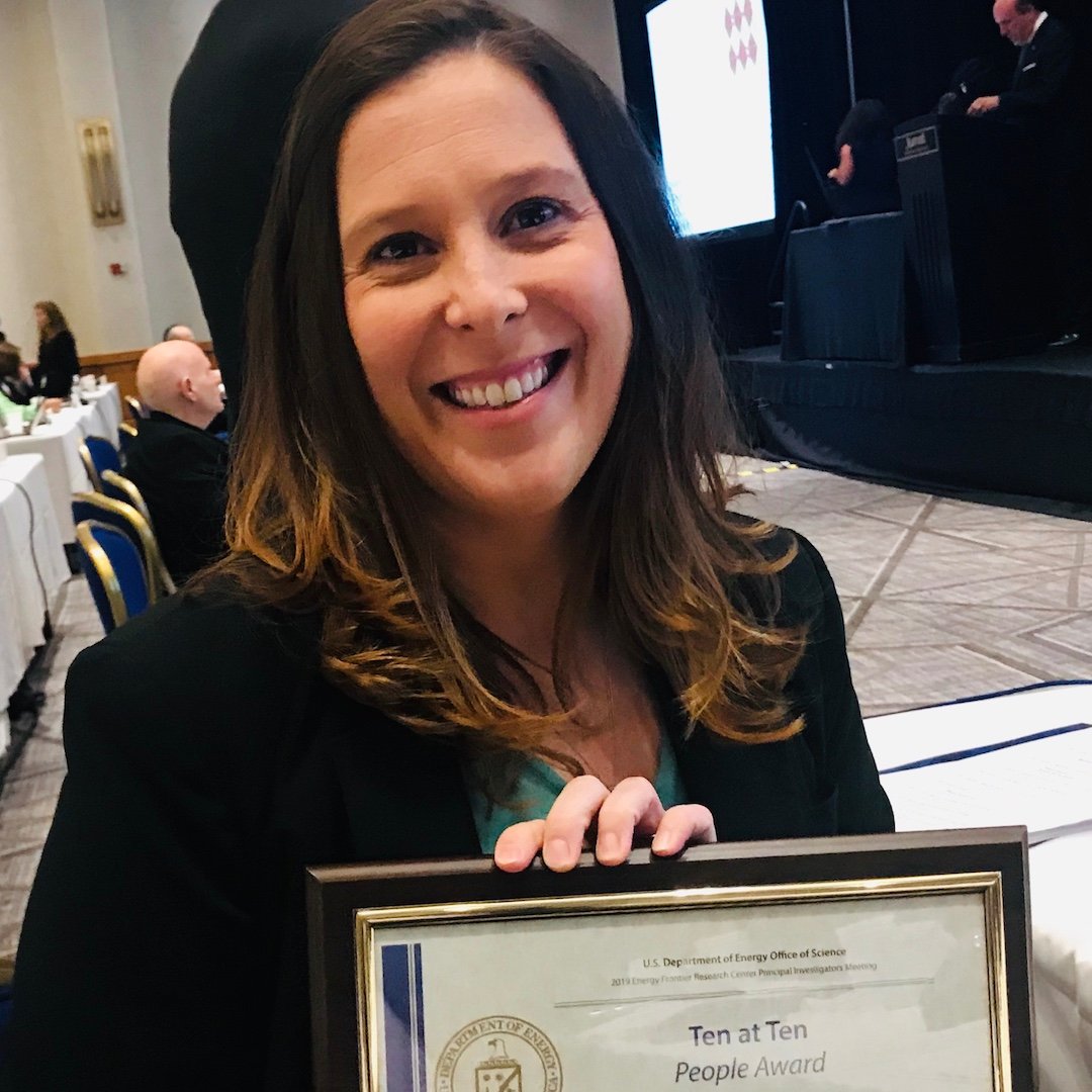 uazresearch's tweet image. Congrats to @uarizona MSE Assistant Professor Erin Ratcliff for winning the #EFRC &quot;Ten at Ten&quot; Award for her role in developing printable solar cells that deliver extremely low cost electrical energy. energy.gov/articles/ten-y…