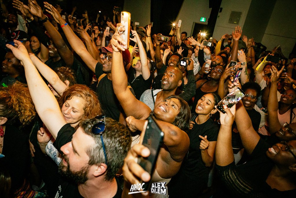 « Gayance! Dife nan kay la!!! Chavirée… Merci du fond du coeur à tous ceux, toute la famille qui est venue jeudi dernier célébrer ces 20 années d'histoire, de présence avec nous...  (lire la suite... Shoutout Alex Dilem ,HHQC pour la pic.)
facebook.com/productionsjky…