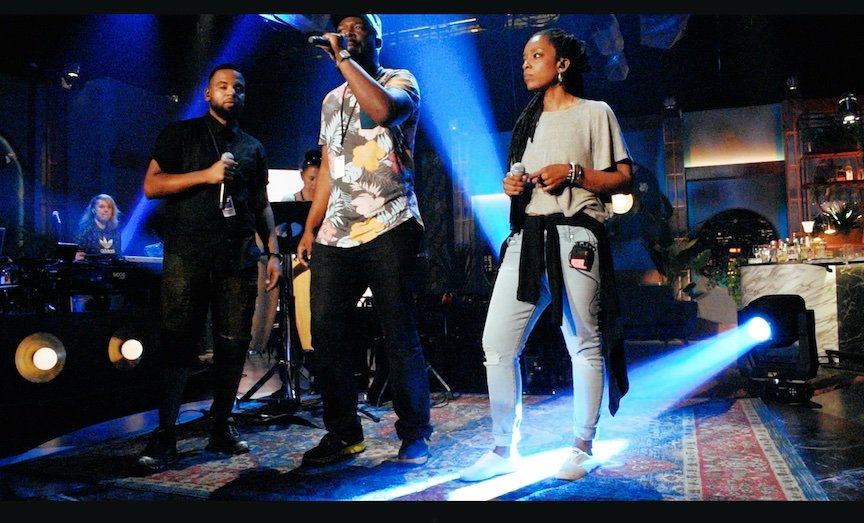 La suite ce soir 21h à l'émission « Bonsoir, bonsoir» dans ta tv à Radio-Canada.  Soundcheck right now...