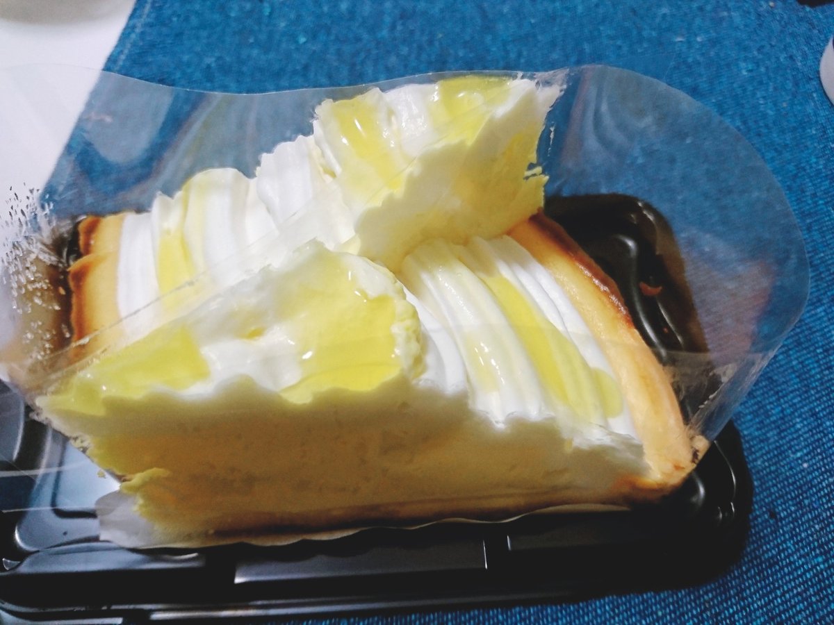ricecake_cheese's tweet photo. ヤマザキ
レモンのチーズタルト
#みさもち食日記

ベイクドチーズタルトにチーズクリーム レモンソース。
爽やかなレモンソースとチーズクリームが合う～！
ヤマザキのこのシリーズのタルト部分がほんと好き♡ https://t.co/fGK8hTqM1y