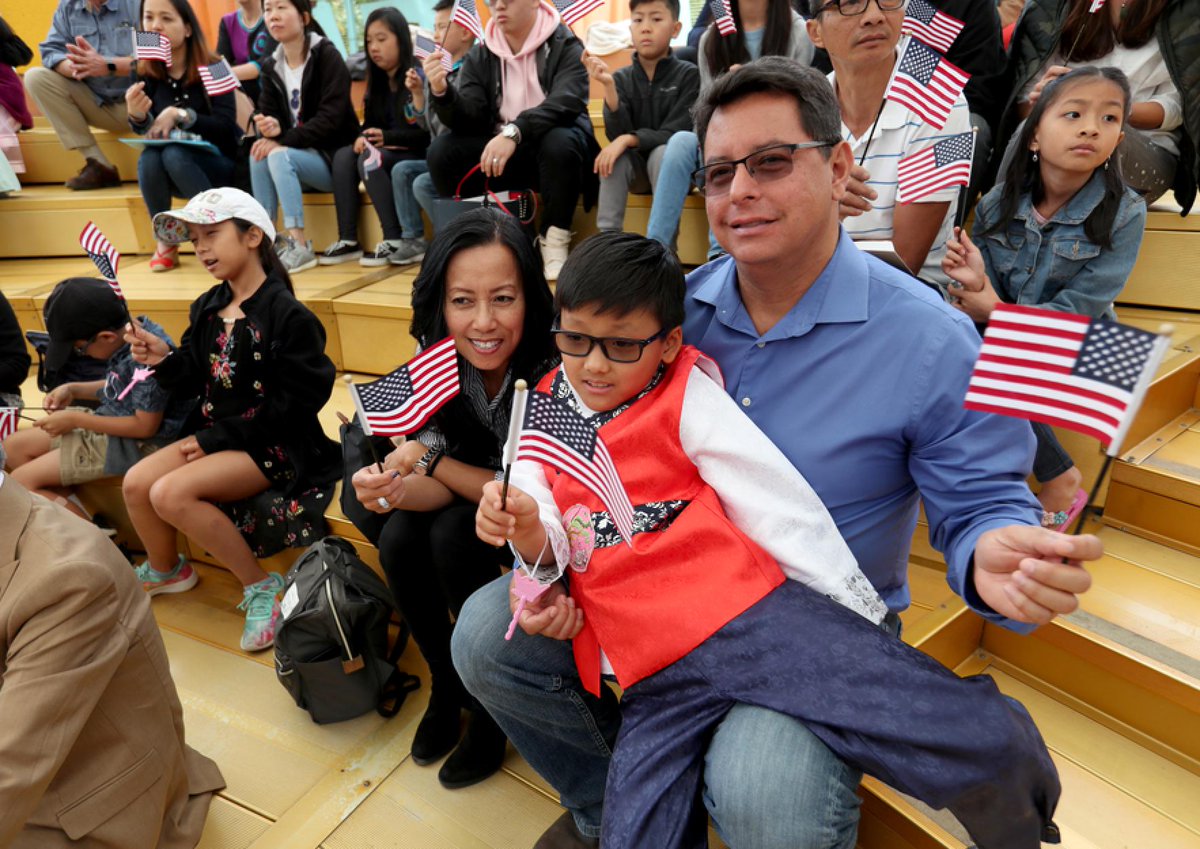 A local family takes part in a children's citizenship ceremony at Children's Fairyland in Oakland, Calif., on Monday, July 29, 2019. The U.S. Citizenship and Immigration Services San Francisco Field Office swore in 24 kids from 16 countries. © (Jane Tyska/Bay Area News Group)