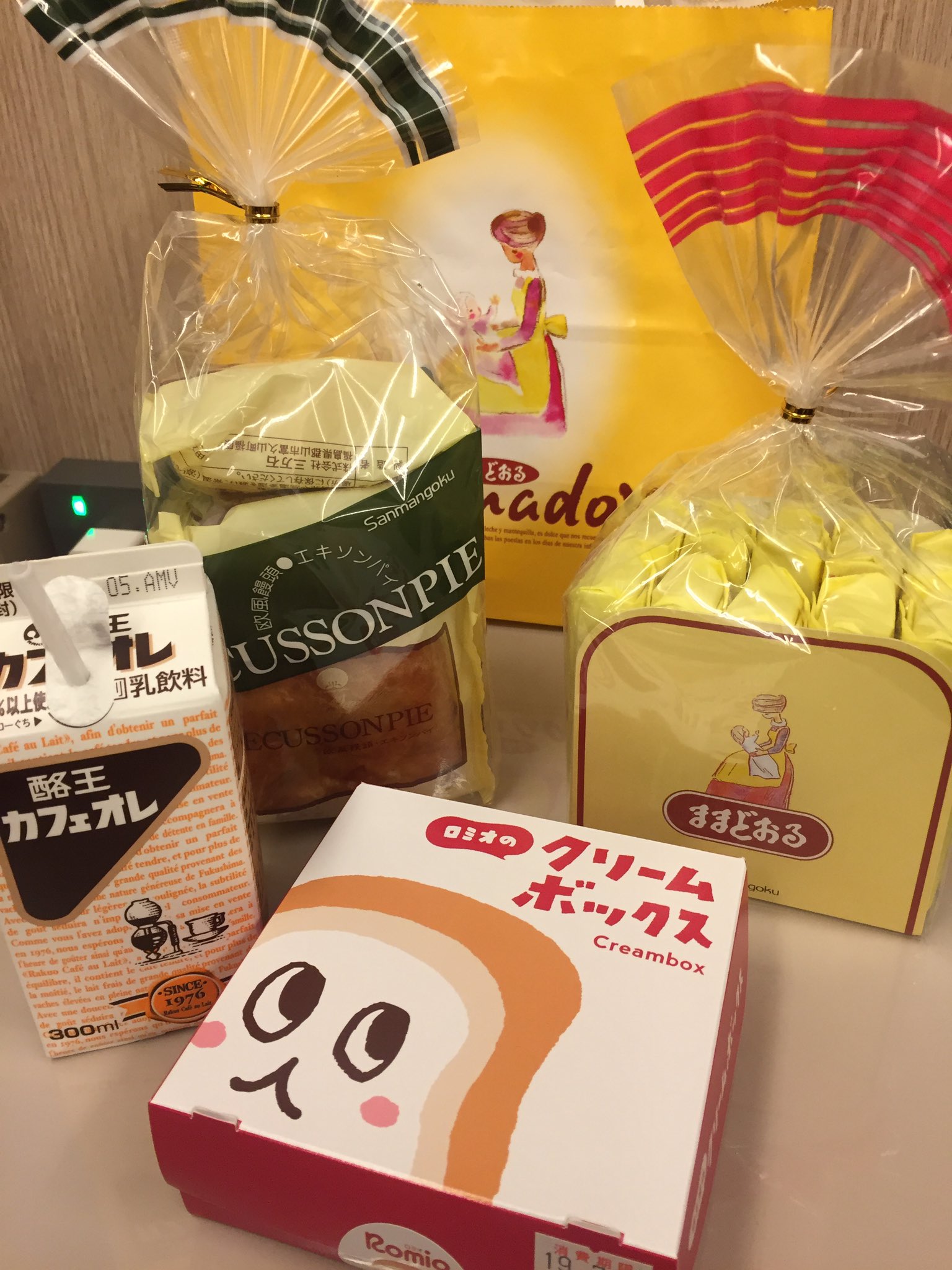 Fav Akiki 福島の人達に聞いたお土産物は全部ゲット 酪王カフェオレ ままどおる エキソンパイ クリームボックス 写ってないけど喜多方ラーメンも Sakoはエキソンパイがかなり気に入ったらしい ままどおるは福島の 母恵夢 でした 中四国の人に