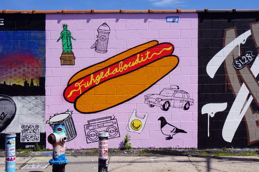 Happy Monday, fellow #StreetArt fanatics! Lynn here, tweeting from New York City where we're expecting 90+ temps tomorrow 😥 This hot weather? Fuhgedaboutit!

Art by #pinkyweber and #nychooker at <a href="/WellingCTMurals/">Welling Court Mural Project</a>

#NYC #StreetArtChat