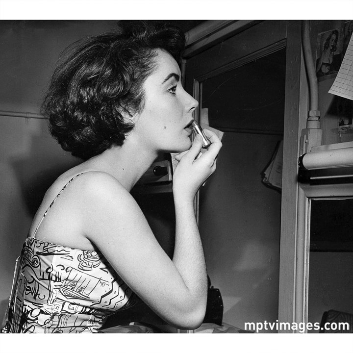 mptvimages's tweet photo. “Pour yourself a drink, put on some lipstick, and pull yourself together.” ― #ElizabethTaylor 💋

@ElizabethTaylor puts on some lipstick at MGM in 1950.

#NationalLipstickDay  #LipstickDay https://t.co/UUA1kBiErQ