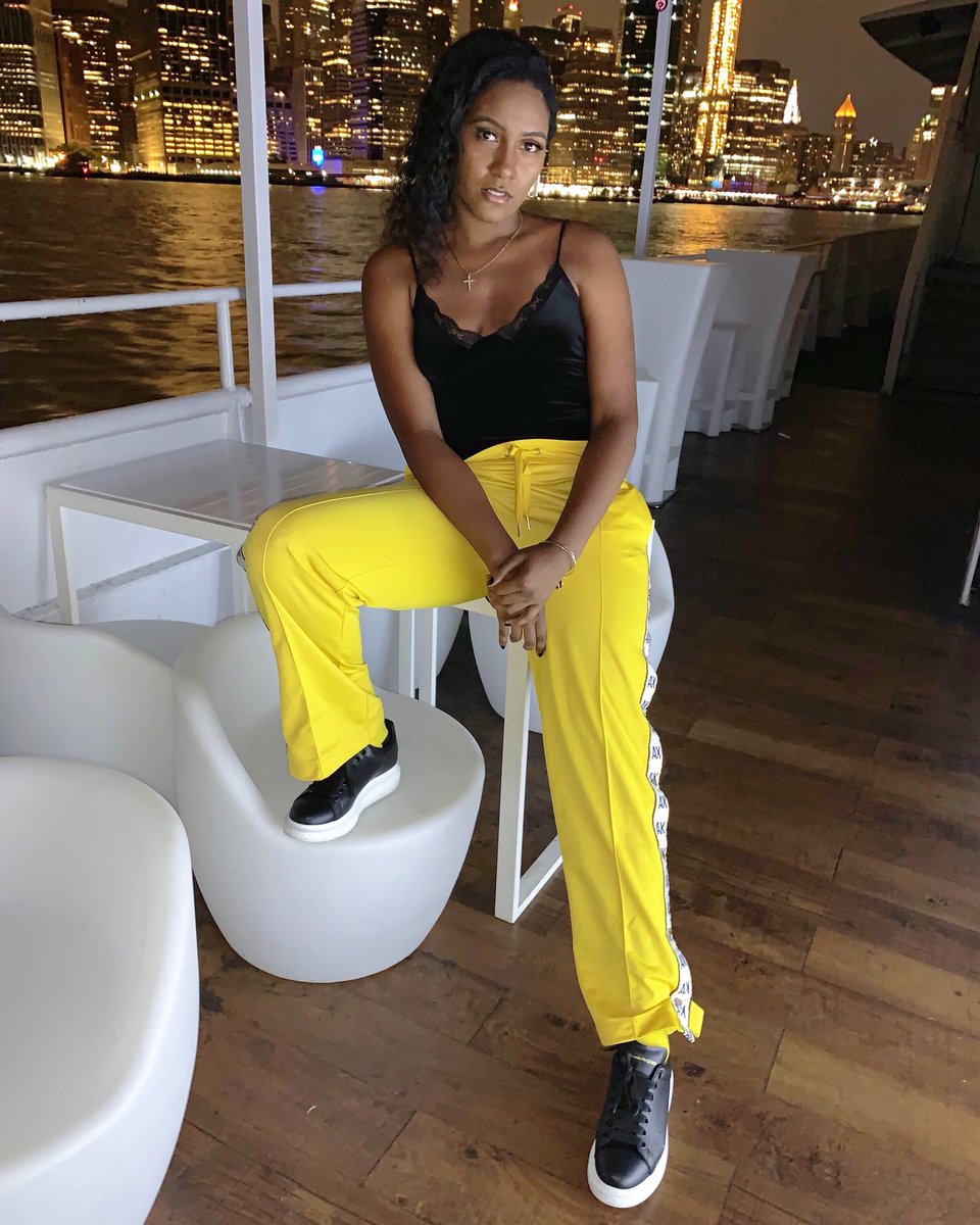 poiison911's tweet image. Jaded. 💛☣️💊 #tjboatride #aintgotnojob #manhattanviews #poiison911 #musicartist #vibes #yellow #drip4sale