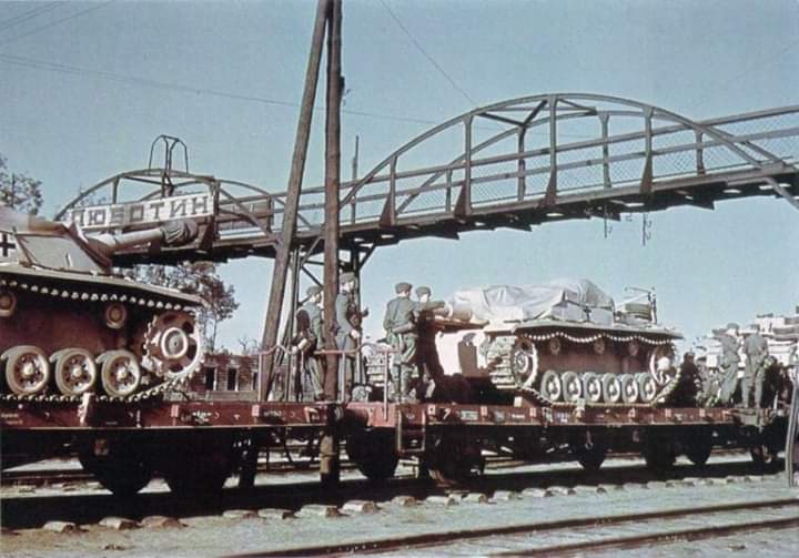 Ukrayna'nın Lyubotin demiryolu istasyonunda trenle cepheye sevk edilen Alman zırhlı araçları. (1943)