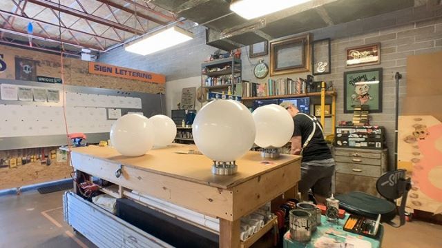 Painting lamp shades on a Sunday like...
⚪️🤙🏼⚪️🤘🏼⚪️👌🏼⚪️
⠀⠀⠀⠀⠀⠀⠀⠀⠀
#azsignwriter #azsignpainter #signwriting #signpainting #signpainterslog #alwayshandpaint #lampshades #wallsconce #firsttimeforeverything #greatnotgoodco ift.tt/2YwBAV5