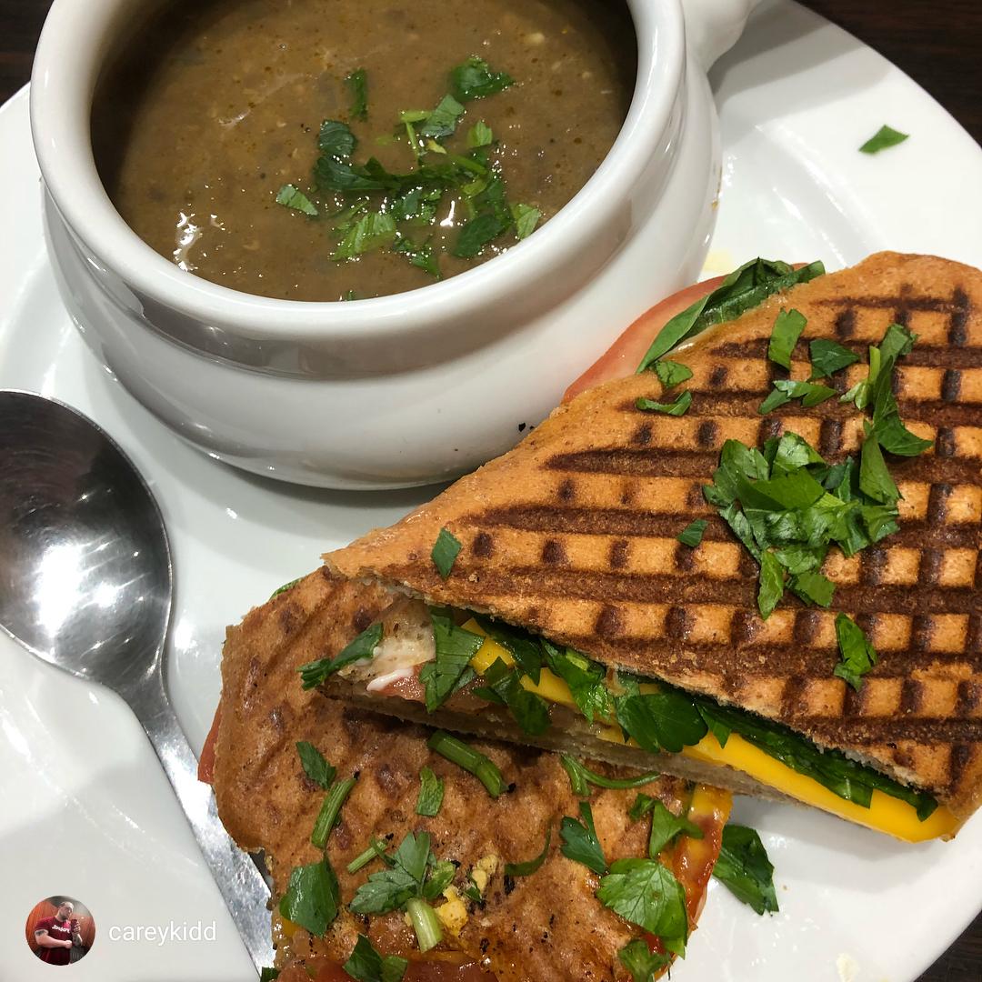 gccglendale's tweet image. Satisfy your taste buds and health goals with a delicious lunch made with Organic, Non-Gmo ingredients and a green shake! 💚 #GreenCornerCafe

📸: @careykidd on Instagram

📲 (818) 507-5003
📍 604 W. Glenoaks Blvd - Corner of Glenoaks and Kenilworth
🌐 organicgreencornercafe.net