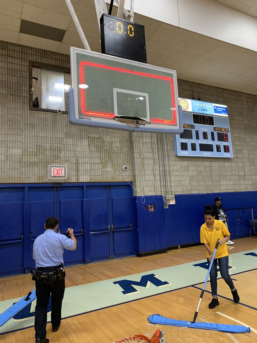 After an easy dunk, the rim decided to give out on us. We’ll keep you updated regarding Wednesday night hoops. 

📸: @timbriskk