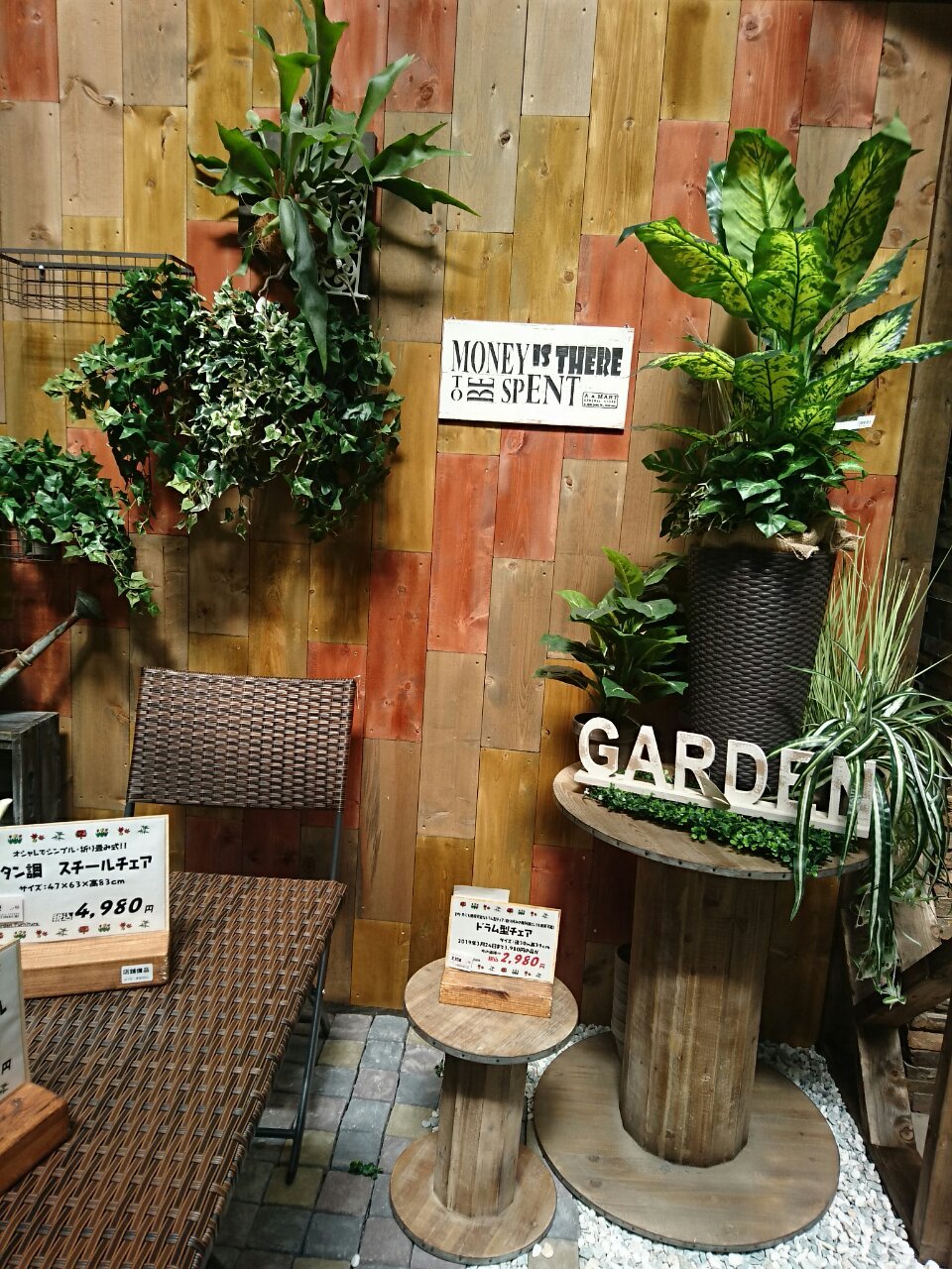 ジョイフル本田 ガーデンセンター ガーデンセンター宇都宮店 ベランダをお庭に変えてみる 夏にぴったりなガーデン チェアー テーブルも各種ございます ガーデンファニチャー ガーデニング ベランダガーデニング