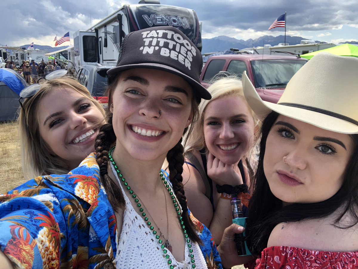 lindsay_barone's tweet photo. Utah wasn’t ready #countryfanfest https://t.co/ouhPYam5LW