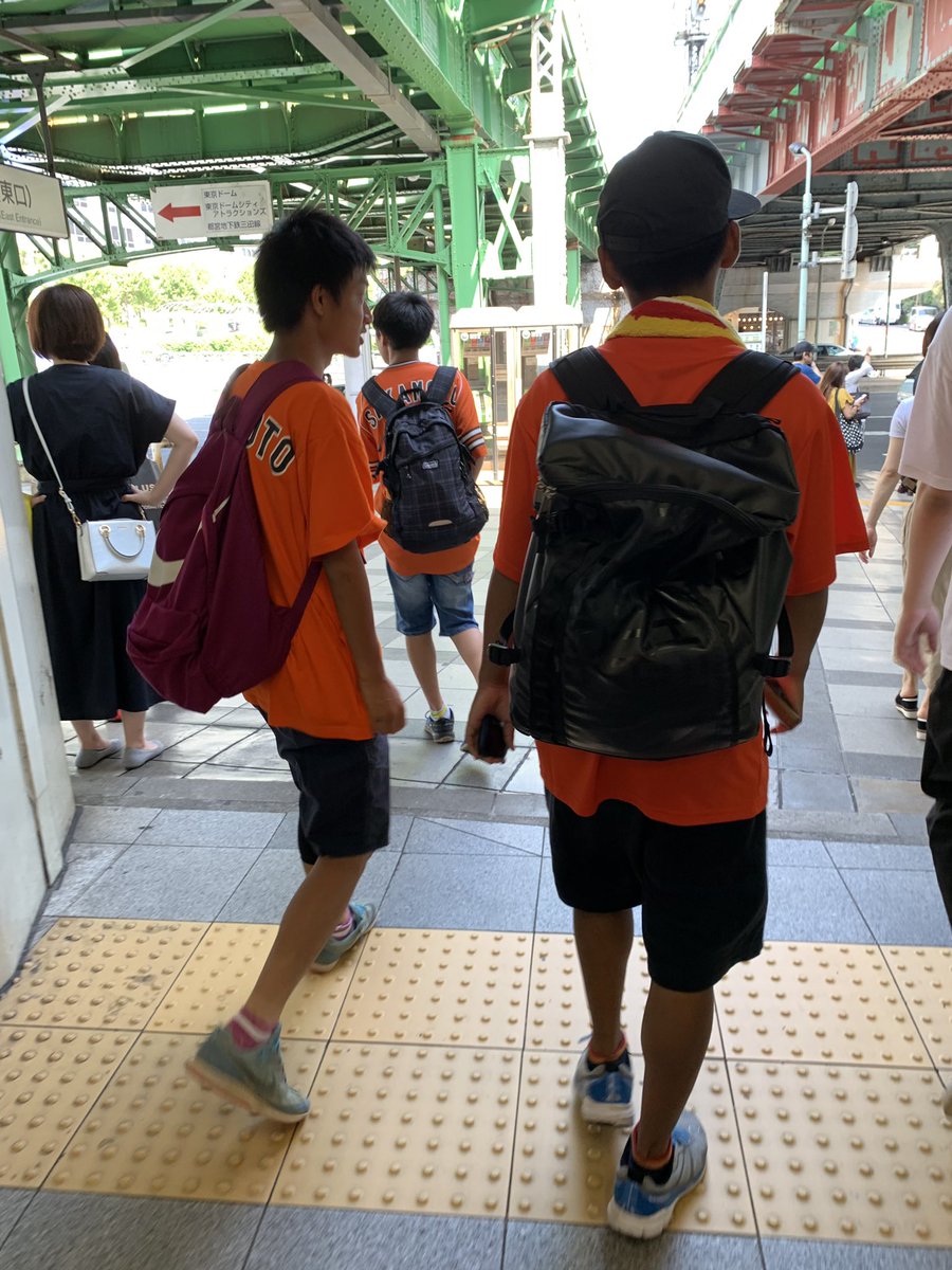 Shinei55's tweet photo. 全員ユニで電車乗ったら周りの目がやばい笑 https://t.co/hp8xw8HbLN