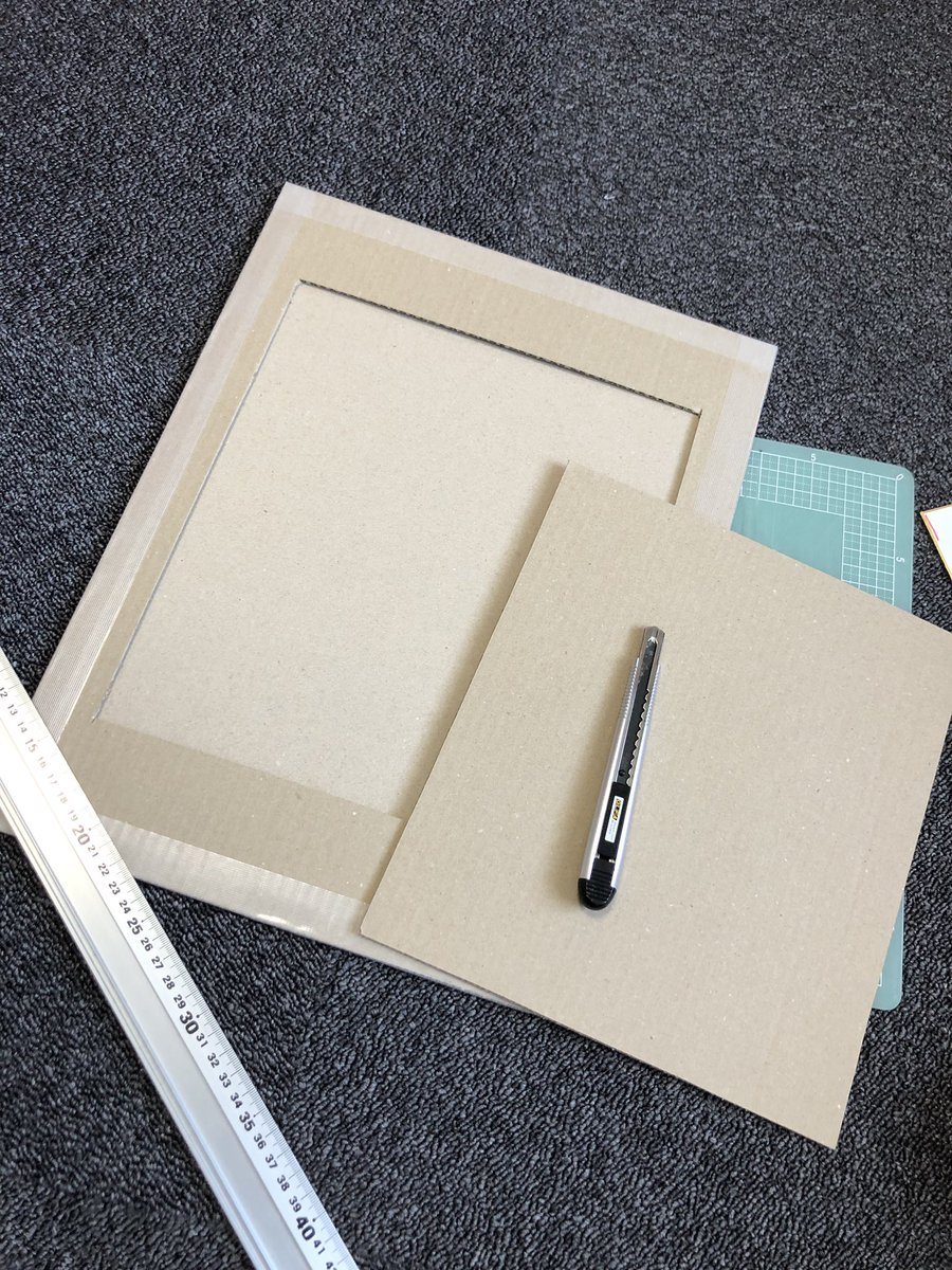 すめらぎ琥珀 Ar Twitter 色紙描くとき手置くとこねえ 手じゃま ってなってたのでamazon箱の底板二枚あわせて色紙専用画板をつくった 段ボールはいつだっておれの味方だ