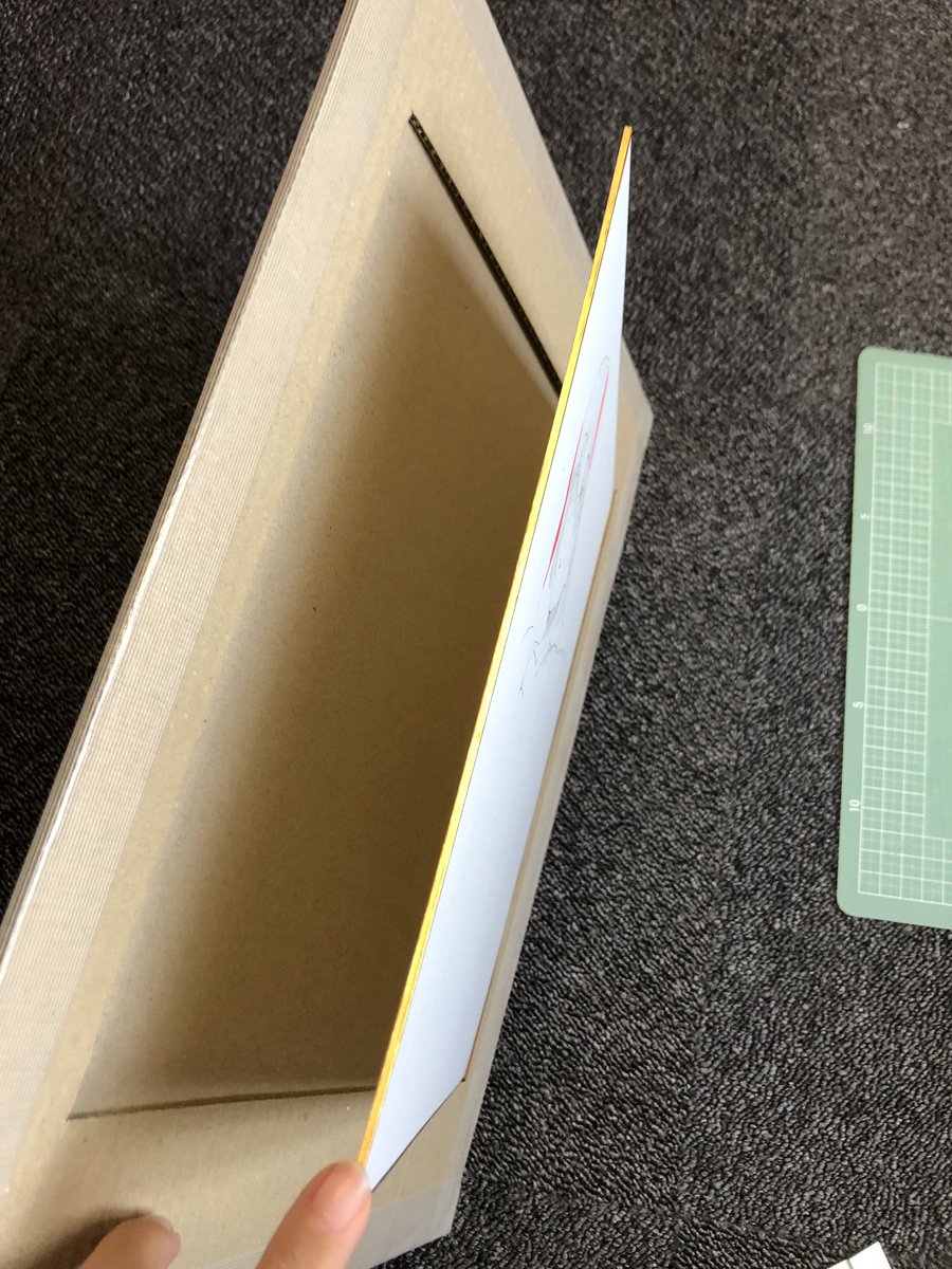 すめらぎ琥珀 色紙描くとき手置くとこねえ 手じゃま ってなってたのでamazon箱の底板二枚あわせて色紙専用画板をつくった 段ボールはいつだっておれの味方だ