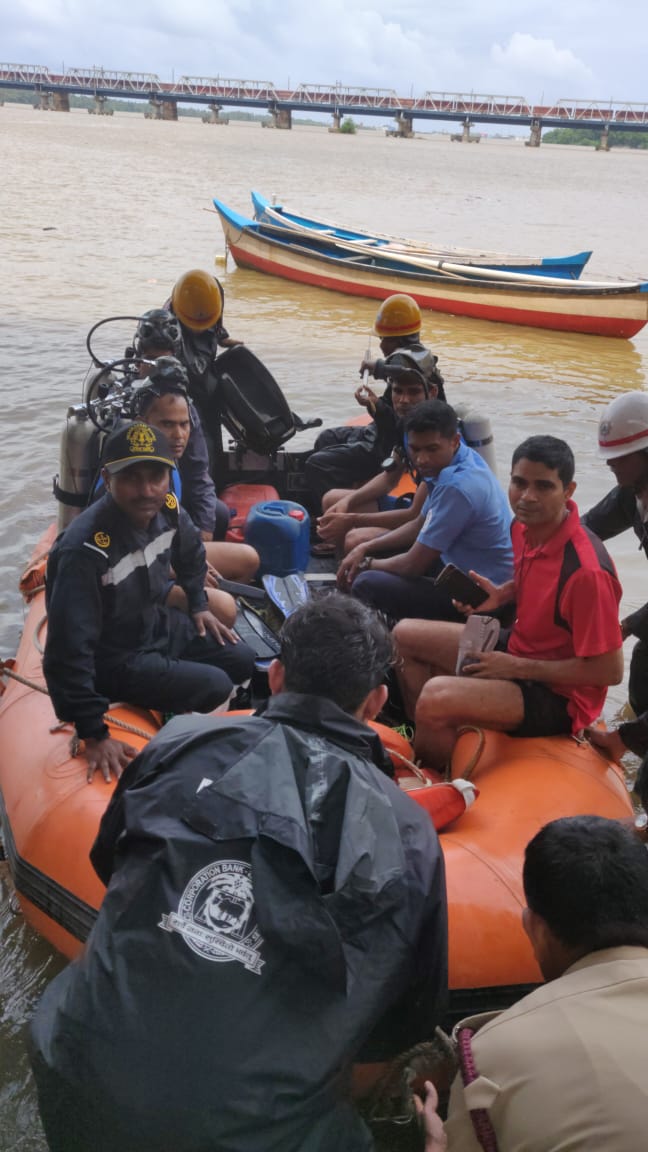 pearlmdsouza's tweet image. Three CG Diving Teams along with District Disaster Relief Team has been deputed to carry out search for missing person 
@IndiaCoastGuard
@dasila09 
#VGsiddartha
#Cafecoffeeday 
#netravathi 
@NewIndianXpress @XpressBengaluru