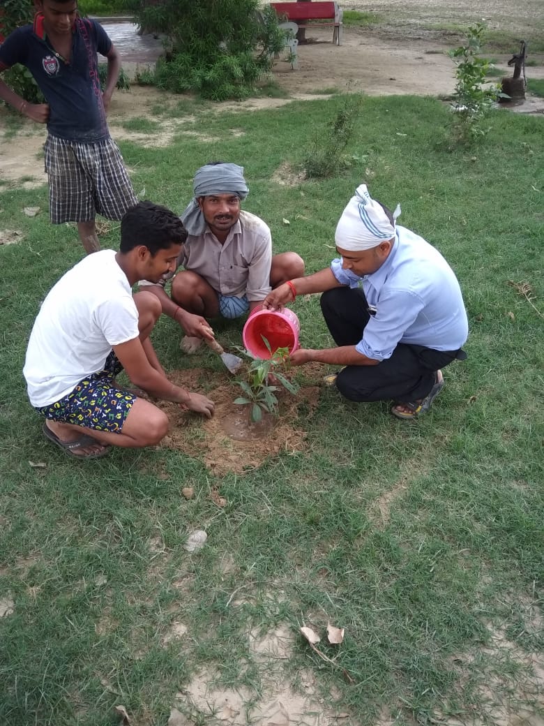 HardoiNehru's tweet photo. विभिन्न विकास खंडों में वृक्षारोपण कार्यक्रम नेहरू युवा केंद्र हरदोई के राष्ट्रीय युवा स्वयंसेवकों के द्वारा किया गया https://t.co/JY8BXZtZDO