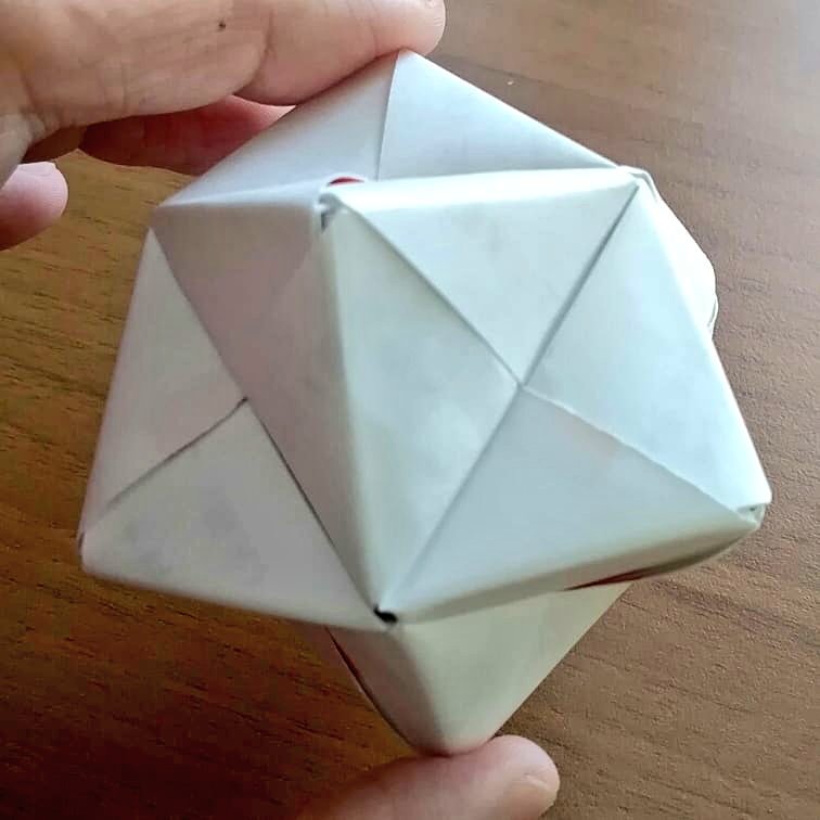 村野達郎 ユニット折り紙 くす玉12枚 昨日同様にメニューカードを活用してのユニット折り紙を朝からしていました もうすぐ Amazonから両面折り紙が届くのが楽しみです 折り紙 おりがみ 折紙 Origami ユニット折り紙 モジュラー折り紙