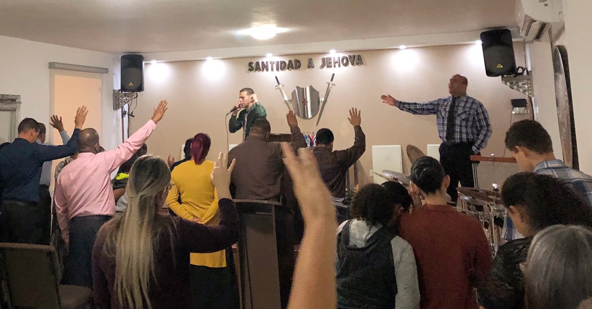 HerbertRuiz7's tweet photo. Nos gozamos esta noche junto a la Iglesia CVRCC del Pastor Gabriel Rivera 🔥📖
#Pentecostés #Avivamiento #Jesus #Lunes #ECP #EvangelioconPoder
A DIOS SEA LA GLORIA 🙌🏻 https://t.co/JR6EdbgNYO