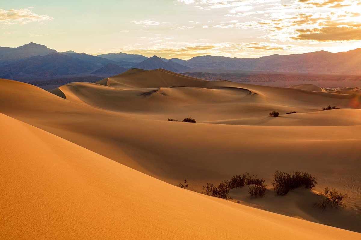 ChrisBalladarez's tweet image. Sunrise in Death Valley 🏜

The hottest place on Earth.