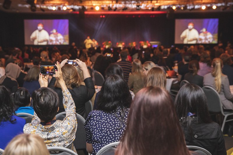 CommunityAnitaB's tweet photo. #HopperDownUnder attendees during this morning's Keynotes and Welcome to Country Ceremony. https://t.co/i1HT8qoZGX