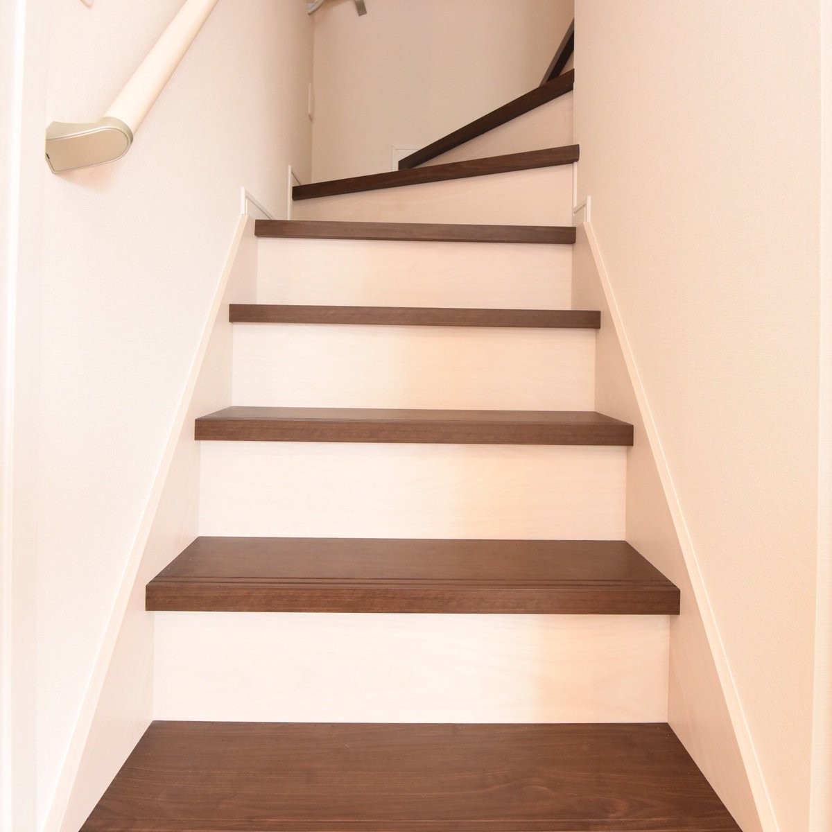 こだわり工務店そうしん 近鉄草津ショールーム 皆さんこんにちわ こだわり工務店そうしん近鉄草津ショールームです 今回は 以前施工した階段の写真 です 階段の踏面や蹴上の色が異なっておりオシャレですね こだわり工務店そうしん 階段