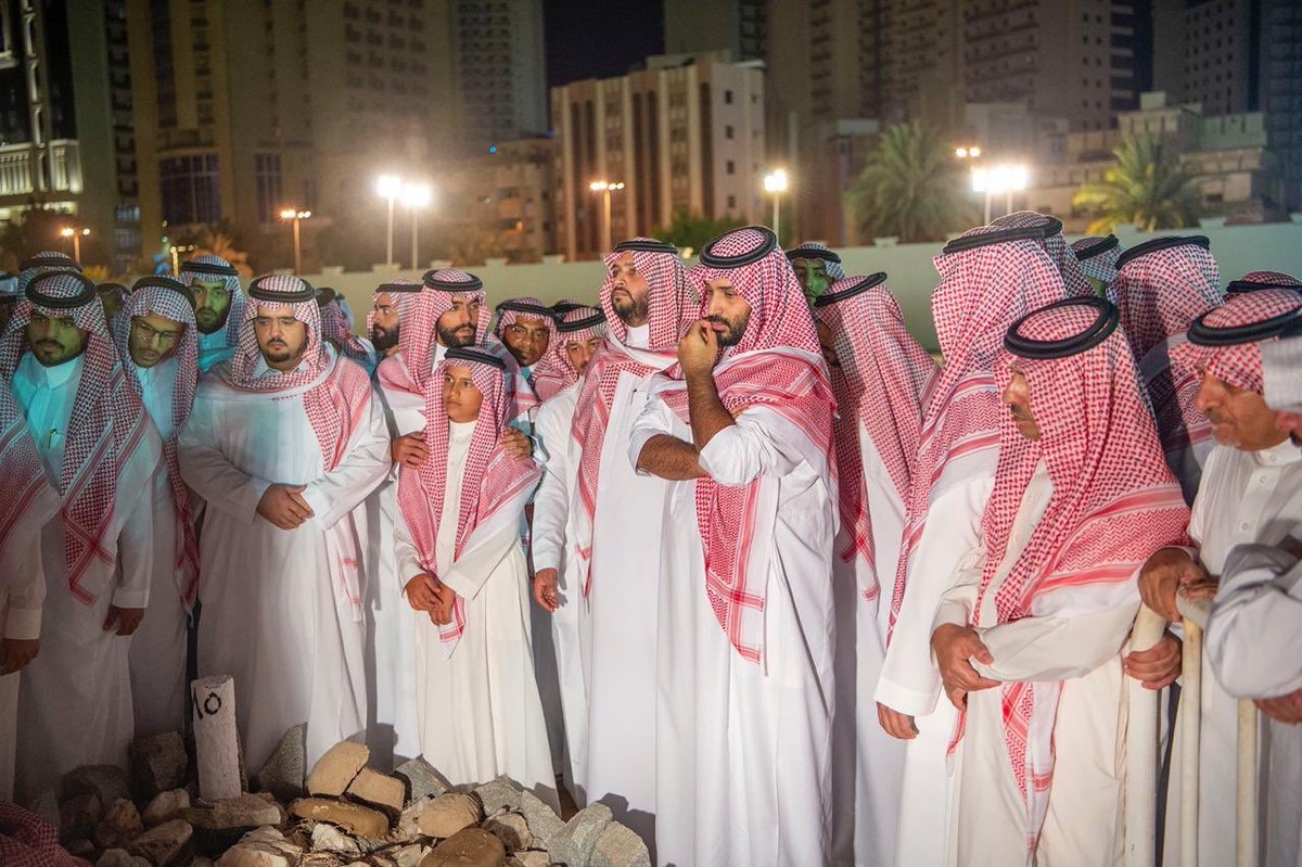 SaudiNews50's tweet photo. لقطات من توديع جثمان الأمير بندر بن عبدالعزيز .
.
#وفاة_الأمير_بندر_بن_عبدالعزيز 
. https://t.co/1pvExIqyx4