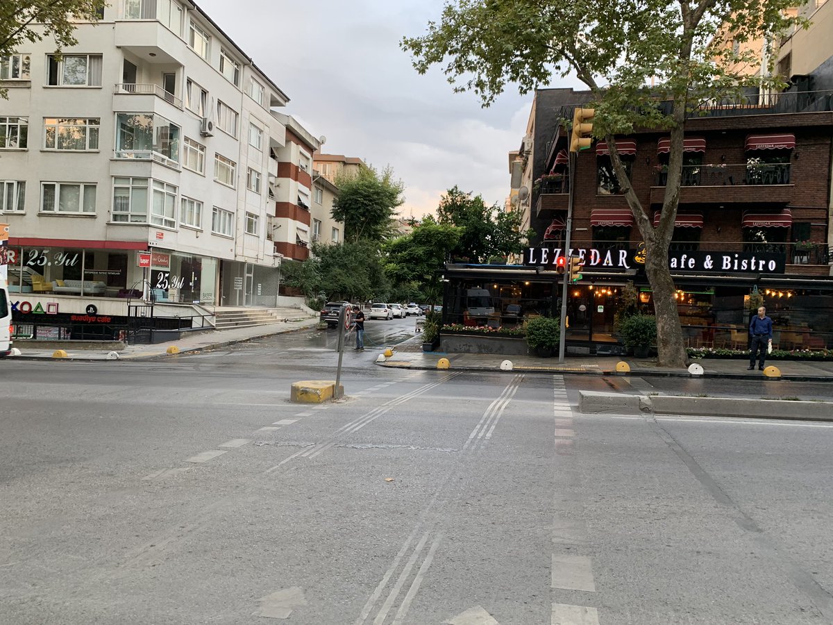 aycabstnc's tweet photo. @lezzedar hergün bütün sokağı yıkayarak çamur etmenizin sebebi nedir? @kadikoybelediye https://t.co/HABJnJbzWv