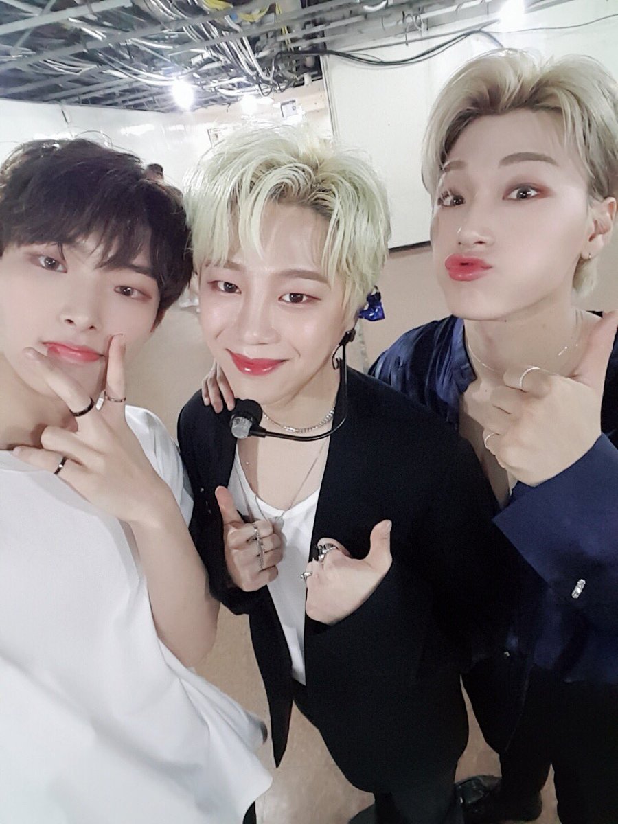 ATEEZofficial's tweet photo. [#민기] 뮤뱅에서 의진이형이랑 민산 ㅎㅎ
#ATEEZ #에이티즈 https://t.co/VlOuWPKLbT