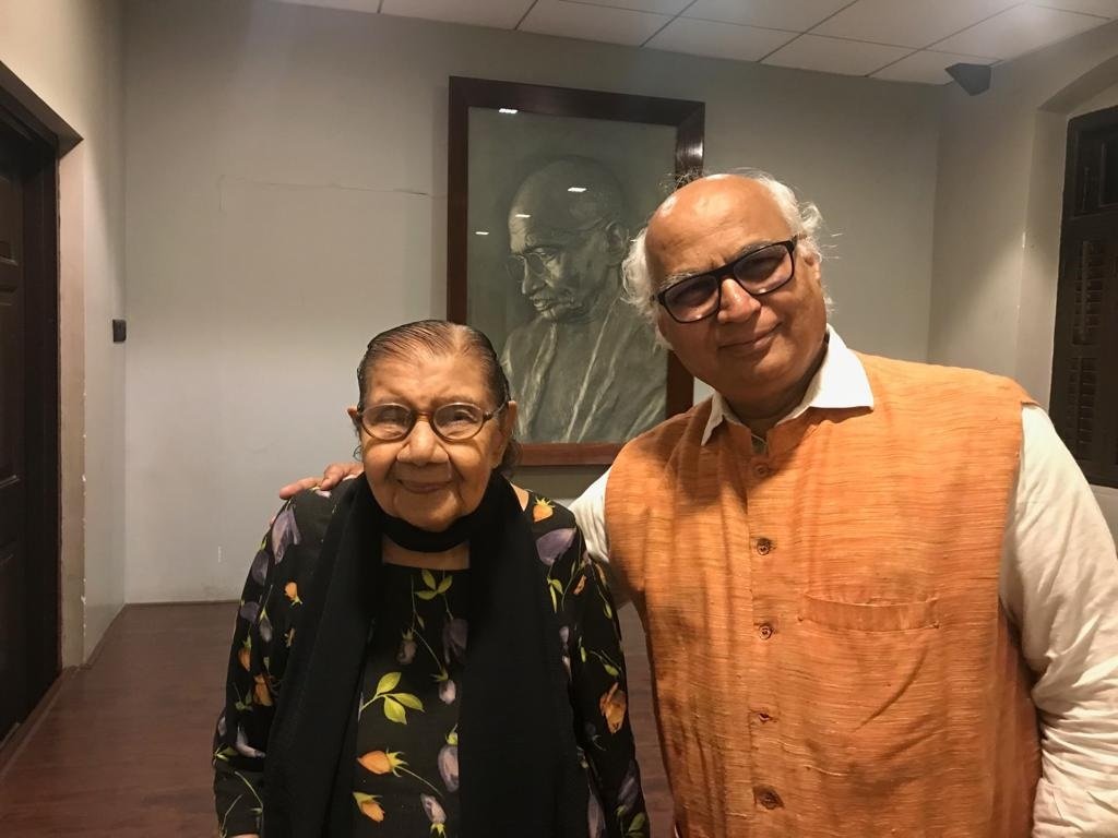 SudheenKulkarni's tweet image. Her 93 years haven&apos;t dimmed her patriotic spirit a bit. What an honor it was to meet Rama Khandwala at Mani Bhavan #Mumbai yday!

She joined #NetajiBose&apos;s Indian National Army (INA) as 2nd Lt. in Rani Jhansi Regiment, Rangoon, 1943

&quot;Netaji told us: &apos;I need 1000 Rani Jhansis.&apos;&quot;