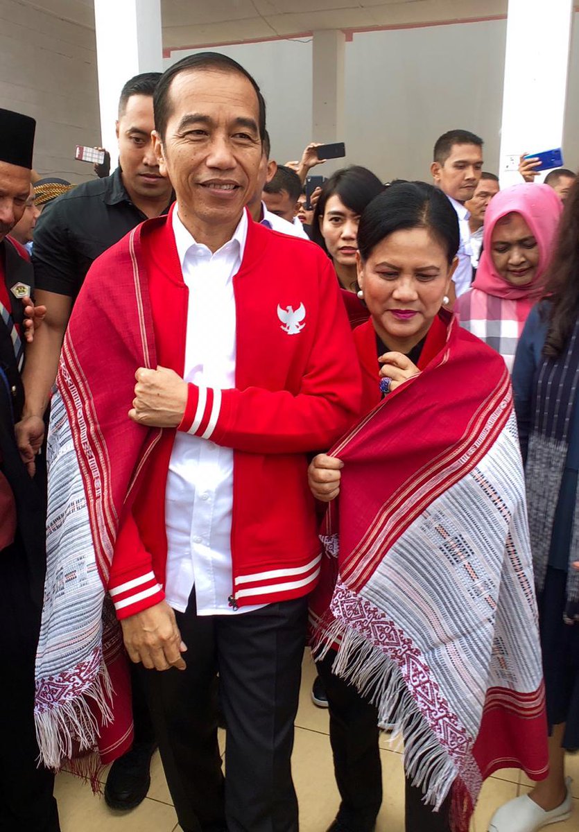 jokowi's tweet photo. Bersampirkan kain ulos, cenderamata kehormatan dari masyarakat adat Tarutung, saat berkunjung ke Tapanuli Utara, pagi ini.

Terima kasih. https://t.co/iUfUGUuclW