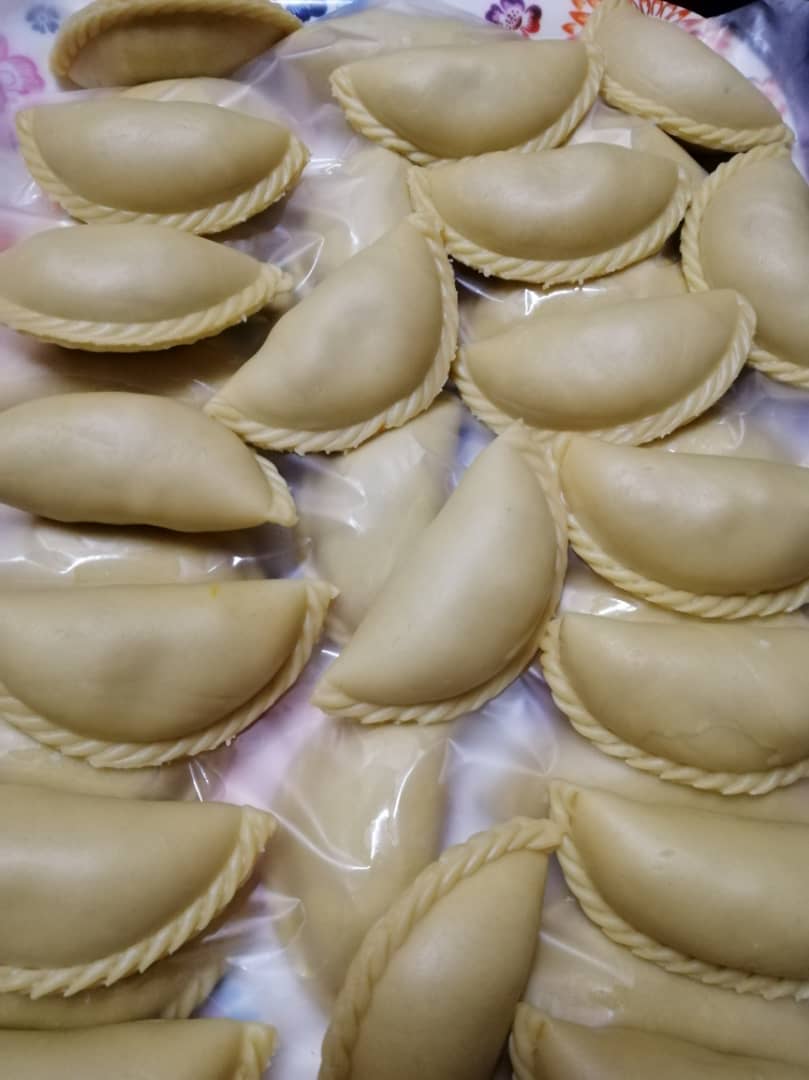 hidayushukor's tweet photo. Ibu kita ada buat karipap frozen dengan kerepek pisang tanduk. Seriously sedap. Nyum nyum nyum. Boleh dimakan sambil2 minum ptg. 🥰.. https://t.co/PEee2l7wke