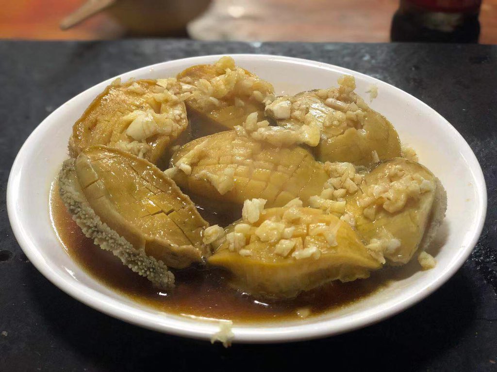 作为一个吃货，对目前的减肥大餐表示很开心！野生五头鲍鱼，被我干掉一半，爽死啦！可惜家里没有淀粉，再能挂上就完美啦！😎😎😎 https://t.co/Fg6XVI7F6v