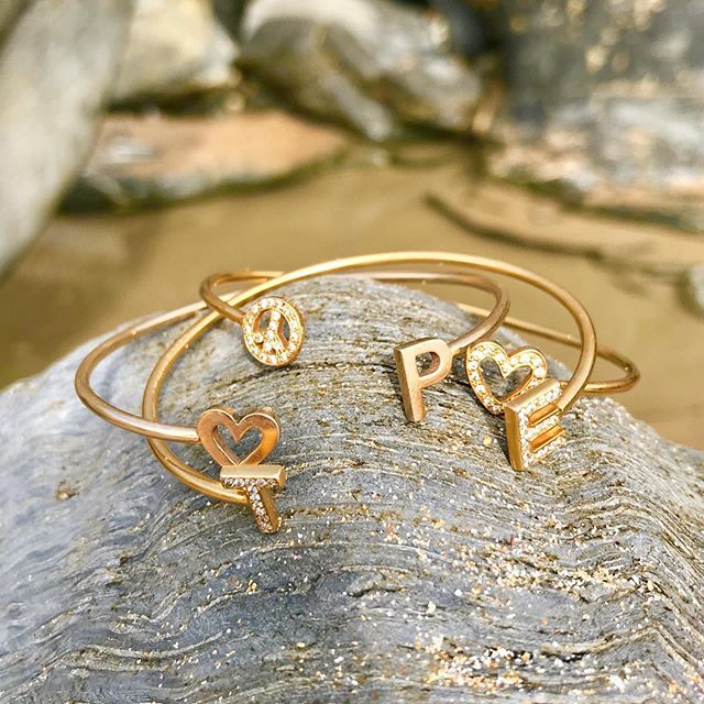 adelpheUK's tweet photo. Layers upon layers🌞💫🌙 Classic Adelphe diamond and gold personalised bangles... Carry your loved one’s initials with you wherever you go. -
-
-
-
-
#adelphejewellery #adelphe #adelphelondon #bespokejewellery #diamondbangles #goldbangles #custommade #g… https://t.co/GETK4Vq71k https://t.co/EDsBOmbNAw