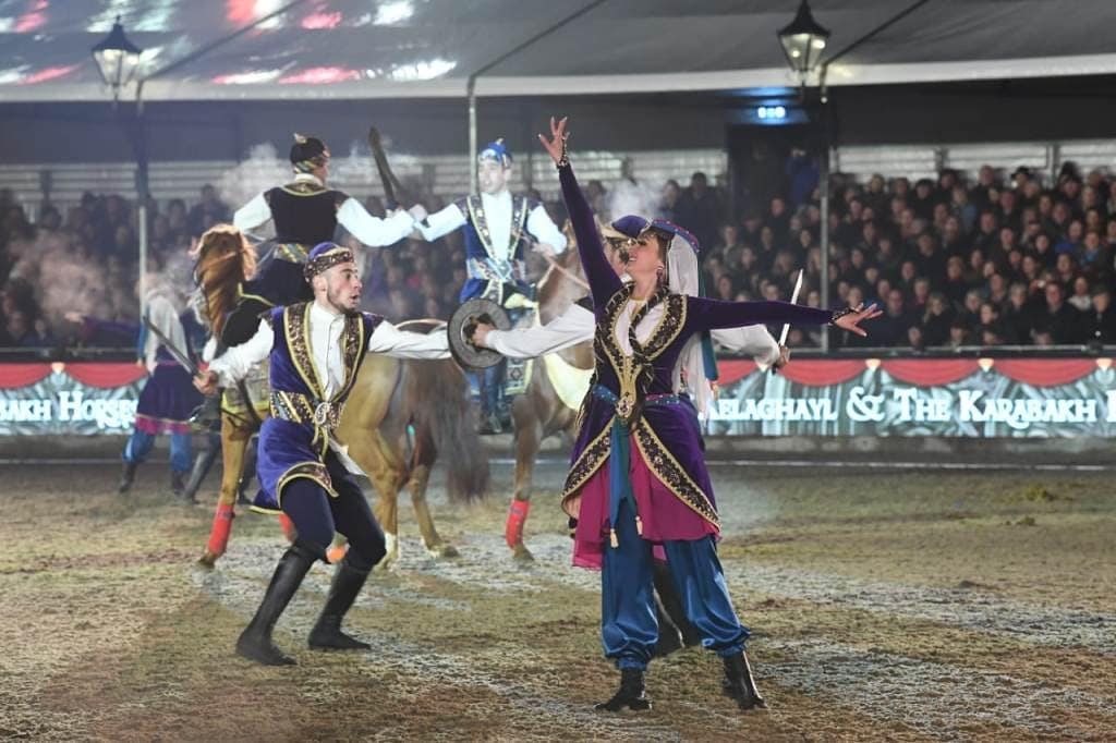Ufb91499355's tweet photo. Karabağ Atları dünyanın en hızlı ve en narin atlardandır Royal Family-nin Kraliyet ailesinin kraliçe İlazebet Doğum Doğum gününde Karabağ Atları @royalwindsoruk  Muhteşem bir Show gösterdiler #KarabakhHorse https://t.co/fRvTsihPOL