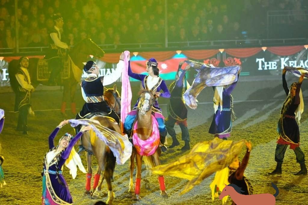 Ufb91499355's tweet photo. Karabağ Atları dünyanın en hızlı ve en narin atlardandır Royal Family-nin Kraliyet ailesinin kraliçe İlazebet Doğum Doğum gününde Karabağ Atları @royalwindsoruk  Muhteşem bir Show gösterdiler #KarabakhHorse https://t.co/fRvTsihPOL