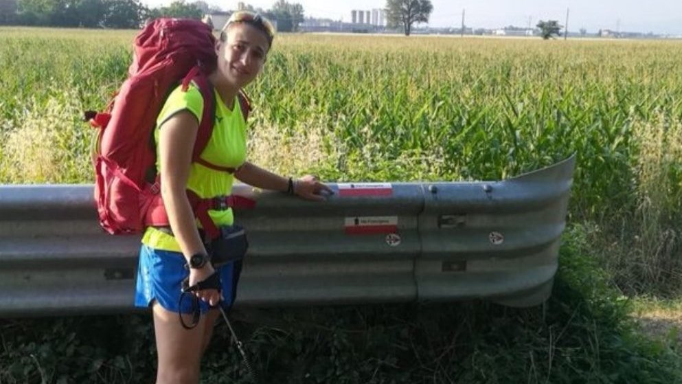 cadmi_org's tweet photo. Martina, con la sua cagnolina Kira sta attraversando l'Italia, 680 km per consegnare il messaggio che “una #donna può e deve sentirsi sicura di poter affrontare un #viaggio in solitaria”. Articolo https://t.co/fo6lQ279Rc @HuffPostItalia https://t.co/N0LXyLI6j6