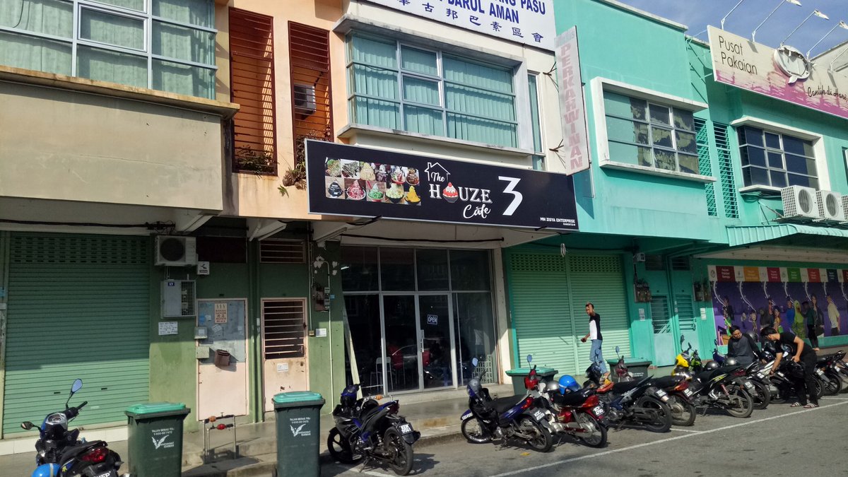 azzrin_amran's tweet photo. Orang orang utaqa semua. Kalau rasa nak makan ais krim, mai lah makan kat kedai ni. Harga dia pun murah, besar pulak tu ais krim dia. 
Nama kedai dia Hauze Cafe. Bersebelahan Hari-Hari di area Aneka. Banyak lagi menu dia. Western pun ada. Mai lah singgah ramai ramai. https://t.co/ZiUIOVsFCq