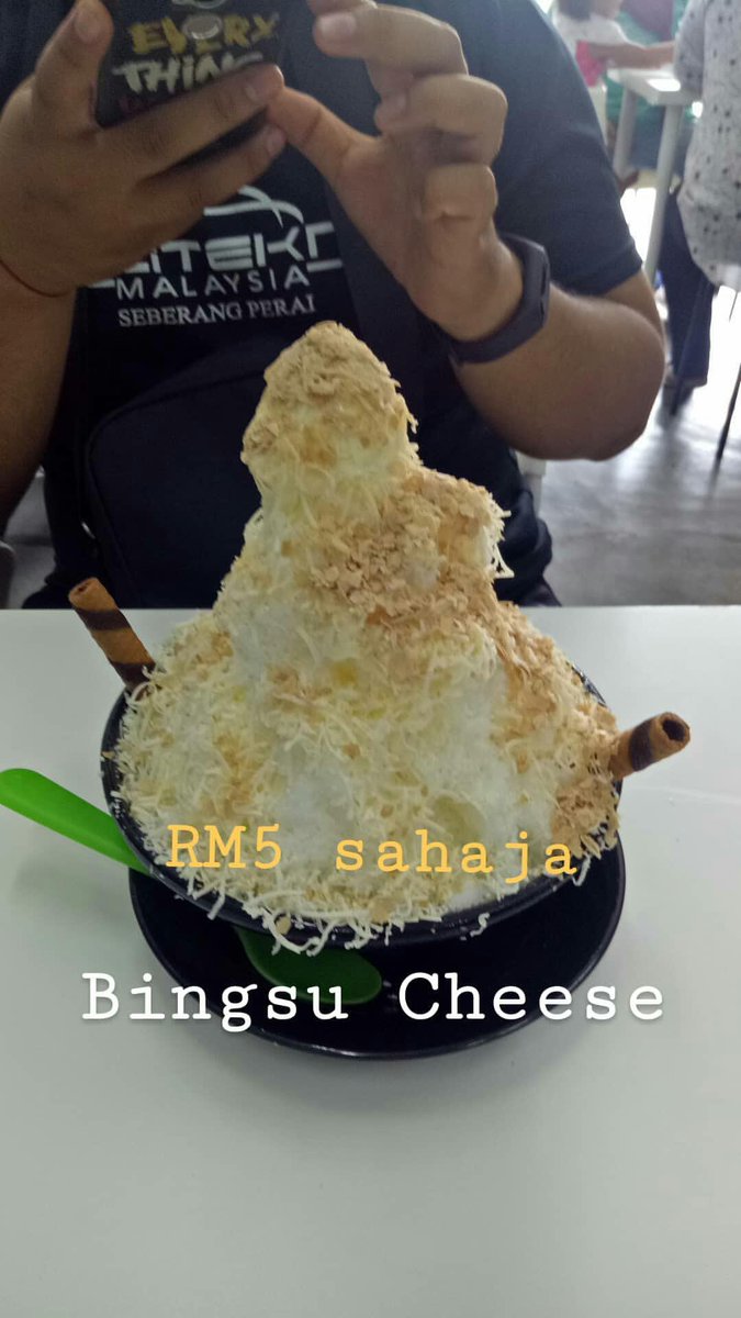 azzrin_amran's tweet photo. Orang orang utaqa semua. Kalau rasa nak makan ais krim, mai lah makan kat kedai ni. Harga dia pun murah, besar pulak tu ais krim dia. 
Nama kedai dia Hauze Cafe. Bersebelahan Hari-Hari di area Aneka. Banyak lagi menu dia. Western pun ada. Mai lah singgah ramai ramai. https://t.co/ZiUIOVsFCq
