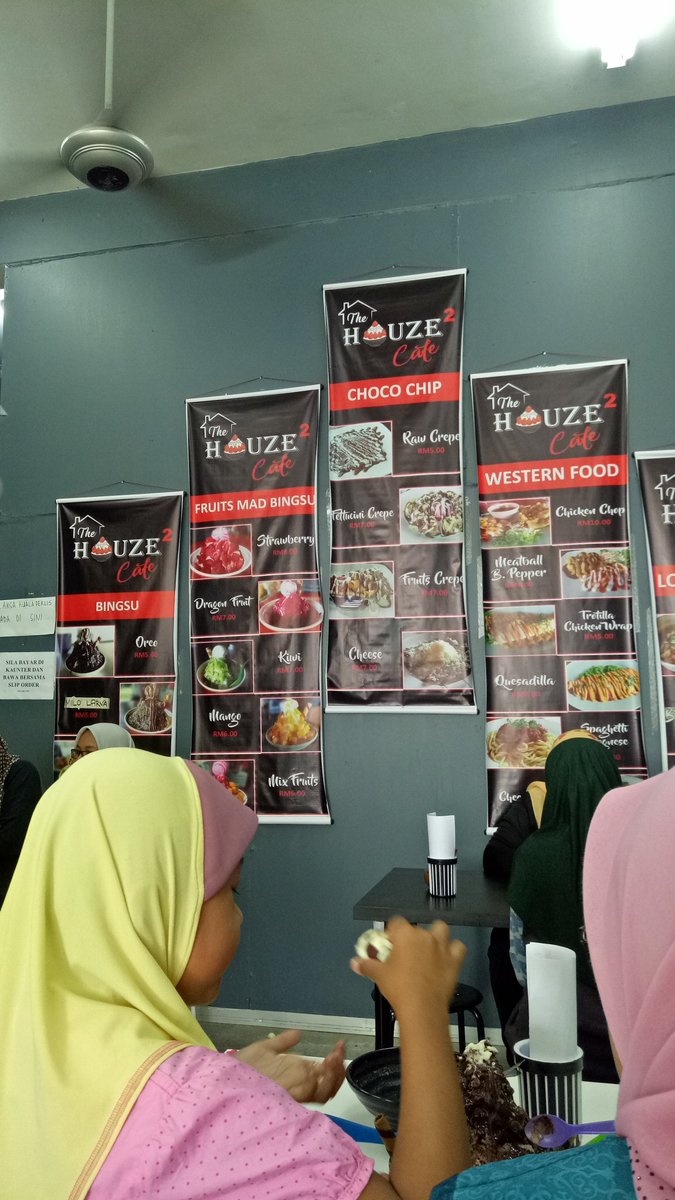 azzrin_amran's tweet photo. Orang orang utaqa semua. Kalau rasa nak makan ais krim, mai lah makan kat kedai ni. Harga dia pun murah, besar pulak tu ais krim dia. 
Nama kedai dia Hauze Cafe. Bersebelahan Hari-Hari di area Aneka. Banyak lagi menu dia. Western pun ada. Mai lah singgah ramai ramai. https://t.co/ZiUIOVsFCq