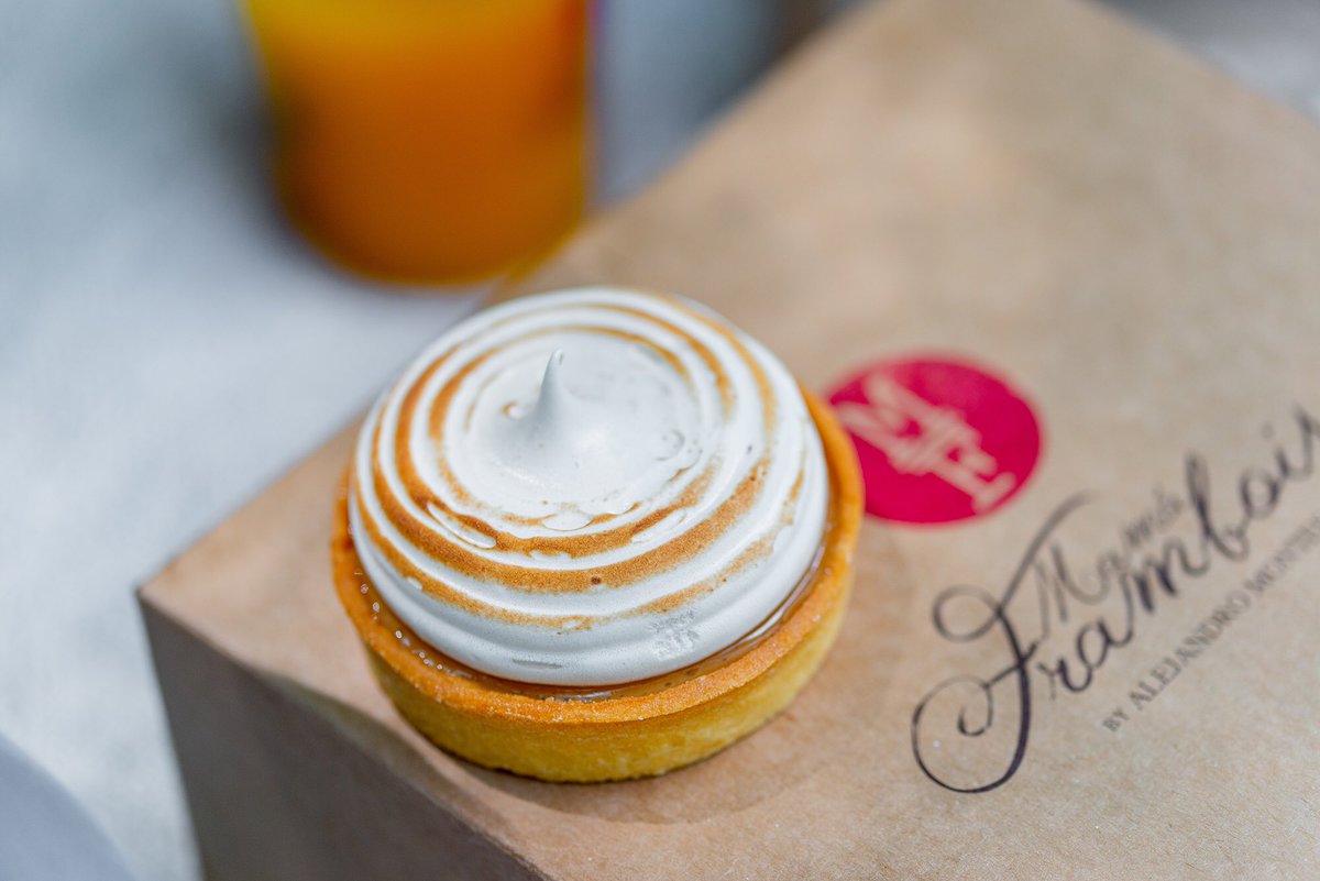 Sal a pasear con una de nuestras Tartaletas de limón... ¡Y disfruta del verano de Madrid! 😊 #Mamaframboise