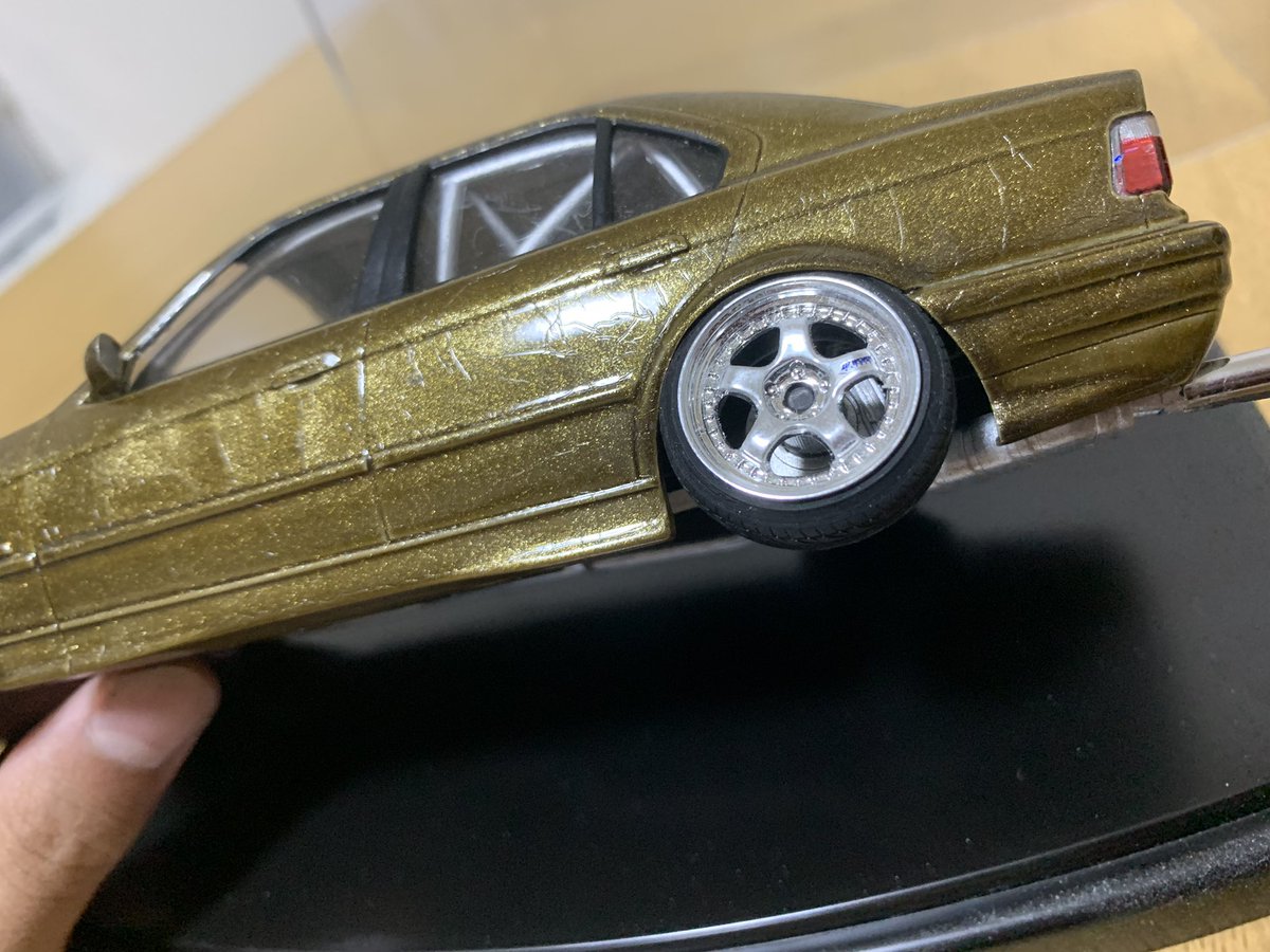 れおん 100均スプレーの上にクリアー吹いたとこはどんどんひび割れてくんですよね ボンネットは塗装 失敗したのでヤケクソでブロンズだけでクリアーも重ねず終わらせたんですけどこっちの方が仕上がり良かったですwww