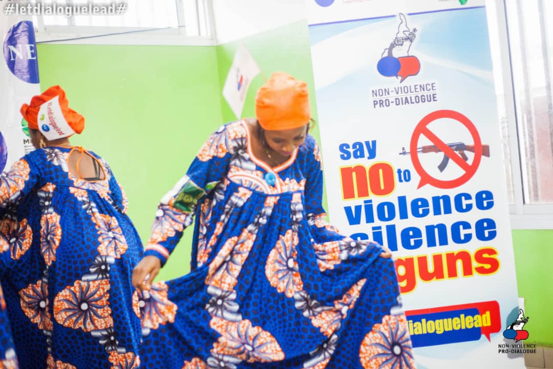 akonteh_n's tweet photo. #Letdialoguelead Campaign promoting #youthadvocacy, #Ceasefire, #Nottoradicalization. The Bokoko Village Community have pledged their relentless support in muting violence and amplifying the voice of their community and Chief for the call for #Inclusivedialogue. @NEDemocracy https://t.co/lckr2nrKRF