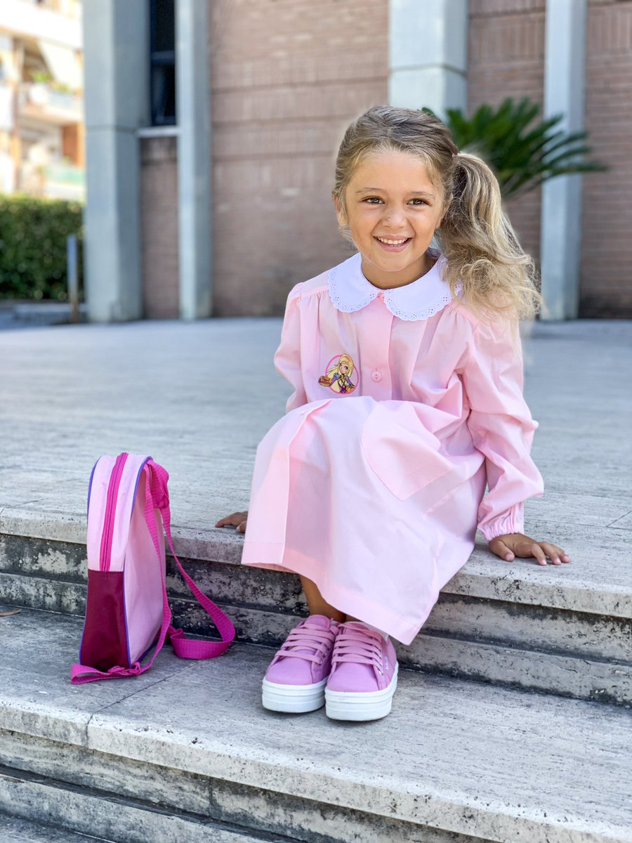 Sono in arrivo grandi cambiamenti: Camilla andrà in prima elementare! Settembre è dietro l’angolo e stiamo già comprando tutto l’occorrente: ecco il grembiulino <a href="/siggigroup/">Siggi Group</a> scelto da Cami per i dettagli giocosi, e approvato da me per qualità e comodità!
#siggibacktoschool #ad