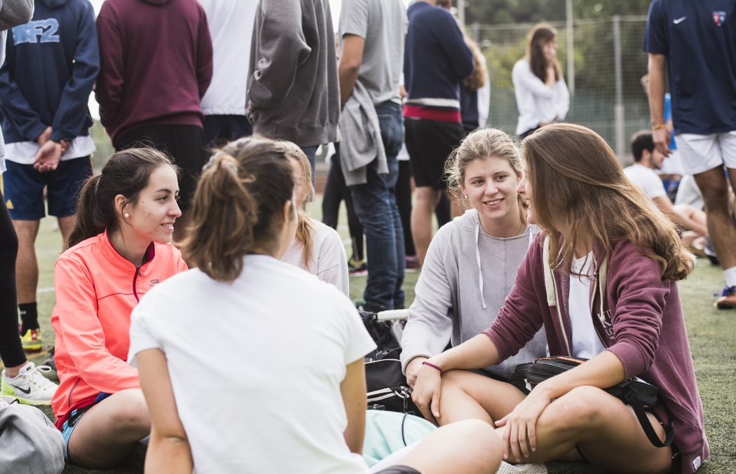 Esade's tweet photo. Feliz #DíaDeLaAmistad / Happy #FriendshipDay! 😄
The best part of being an @ESADEalumni is joining our international #ESADEfamily and getting to share your #ESADEexperience with hundreds of friends from all over the world!
Pictured: Our #ESADEbba students enjoying #sports day! https://t.co/owoMTspUOp