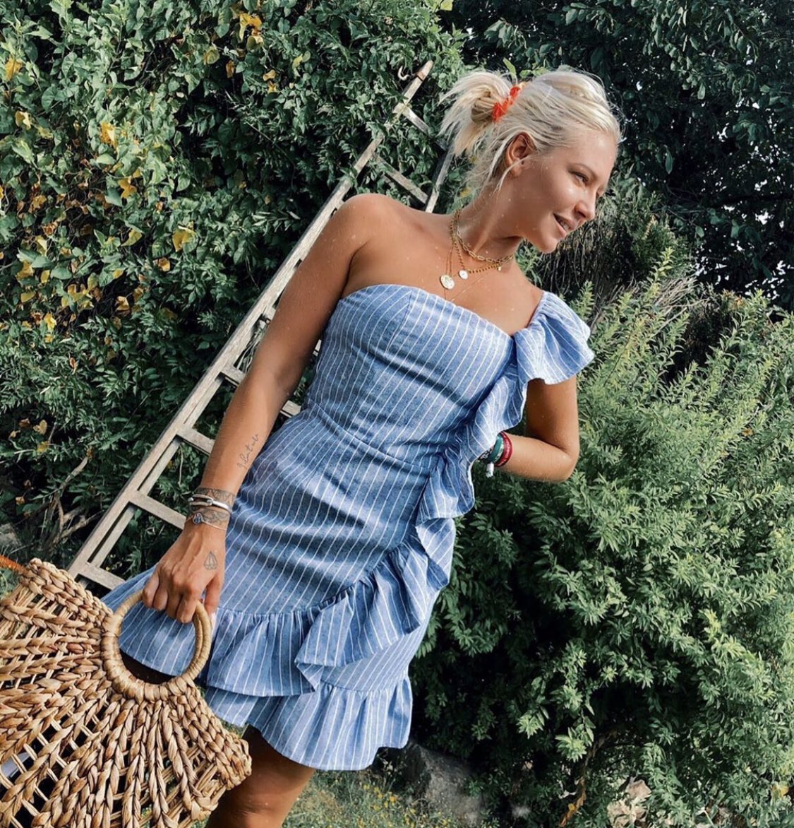 Shaunaevents's tweet photo. La tenue de @tressiaaaa est signée  https://t.co/1IR5RpbMLW, son coup de coeur coloré du moment. Cette robe est en lin et coton et le panier tressé main jacinthe d'eau du Vietnam, c’est parfait pour l'été. -20% avec le code TRESSIA20, livraison sous 48H ! https://t.co/Ep9opsSWCo