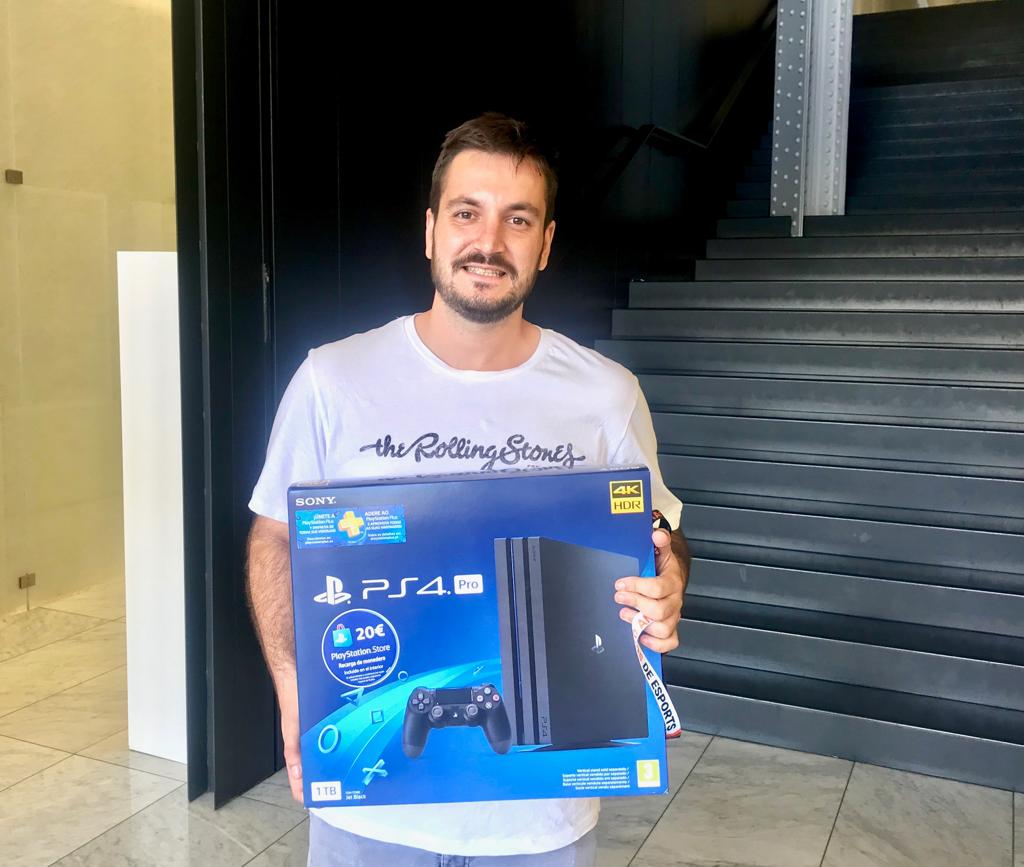 GamingZoneMSV's tweet photo. 🎮Los ganadores del torneo #FIFA19 de @Movistar y @DreamHackSpain que enfrentó a Barcelona y Valencia ya han recogido su premio, una PS4 PRO. Enhorabuena chicos 😀🙌🙌 https://t.co/L2UyIMbRKm