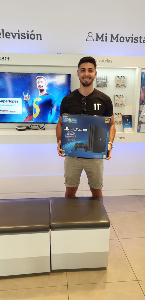 🎮Los ganadores del torneo #FIFA19 de <a href="/Movistar/">Movistar</a> y @DreamHackSpain que enfrentó a Barcelona y Valencia ya han recogido su premio, una PS4 PRO. Enhorabuena chicos 😀🙌🙌