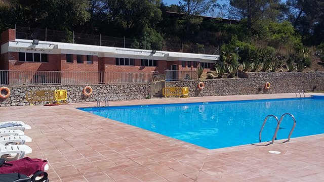AjTorrelles's tweet photo. Vine a remullar-te a la piscina municipal de Can Coll! Avui, l'entrada costa 6 euros, amb un descompte del 50% per a les persones residents al poble. Els infants menors de sis anys i les persones majors de 65 anys poden accedir gratuïtament! https://t.co/OQS3vaFpiy https://t.co/c1554G1NcX