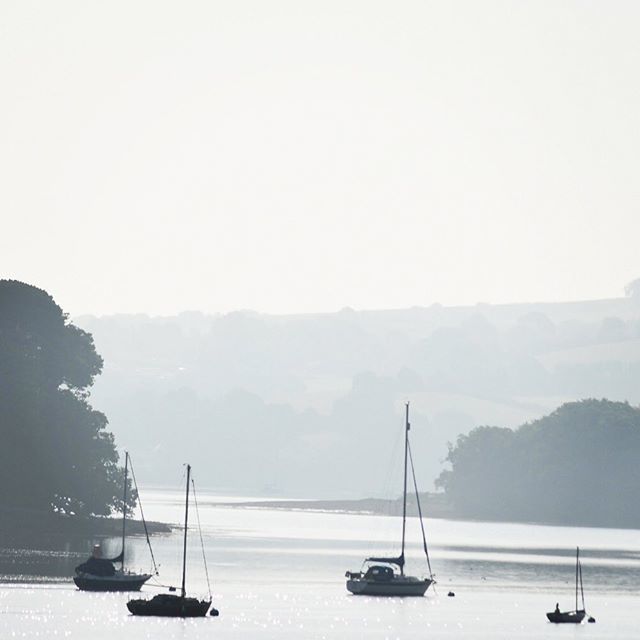 The changing face of the water is endless especially when the weather is mixed. Boats bob about tethered, seemingly impervious to the changes, ready to go whenever. #riverdart #bobbingboats #changingweather #riverreflections #totnes ift.tt/312XBbD