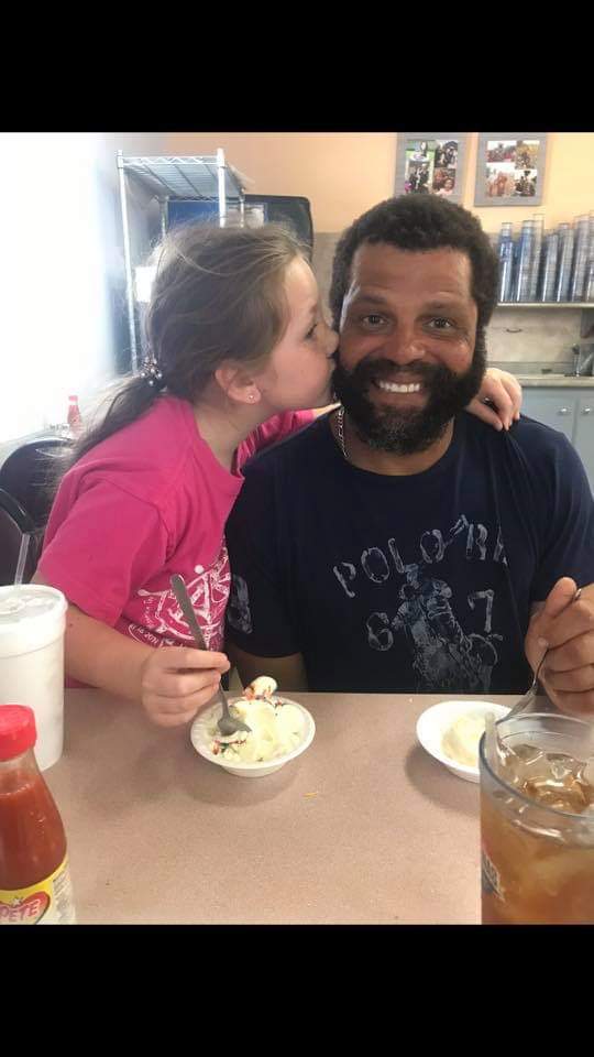 dcprice71's tweet photo. My bother and my niece. This is what love looks like. #bonusDad #mybabybrither
#readthecard https://t.co/ukIyiuPfJe